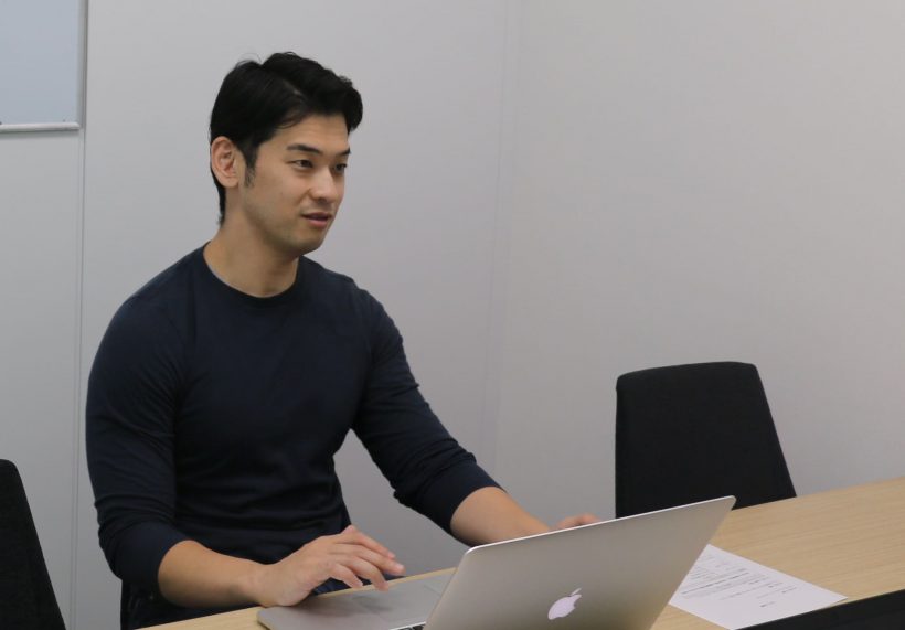 インタビュー中の田中氏の写真