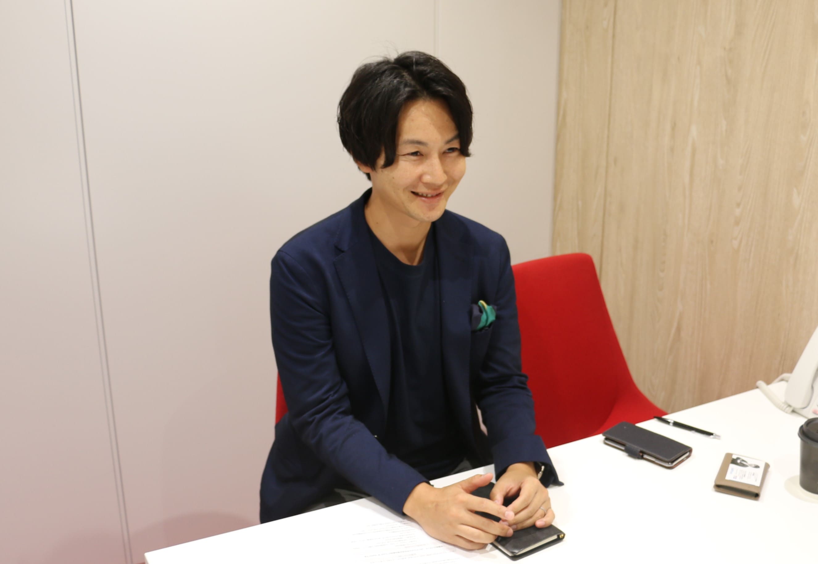 インタビュー中の今井さんの写真