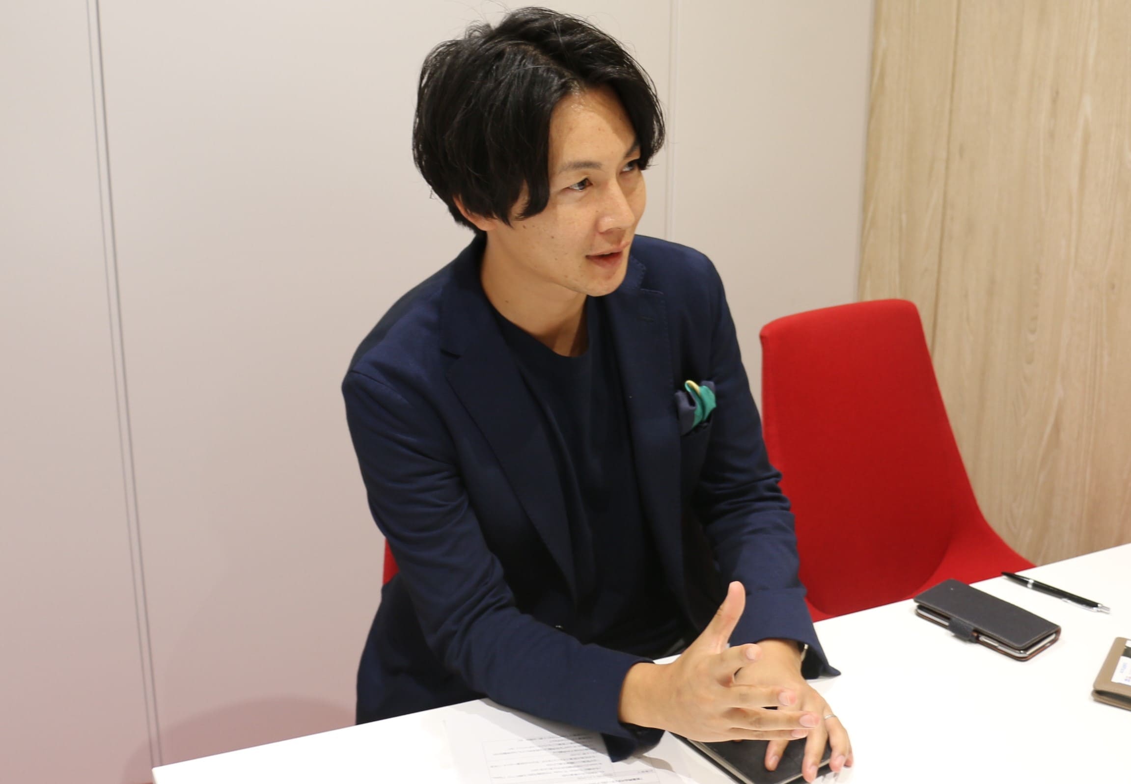 インタビュー中の今井さんの写真2