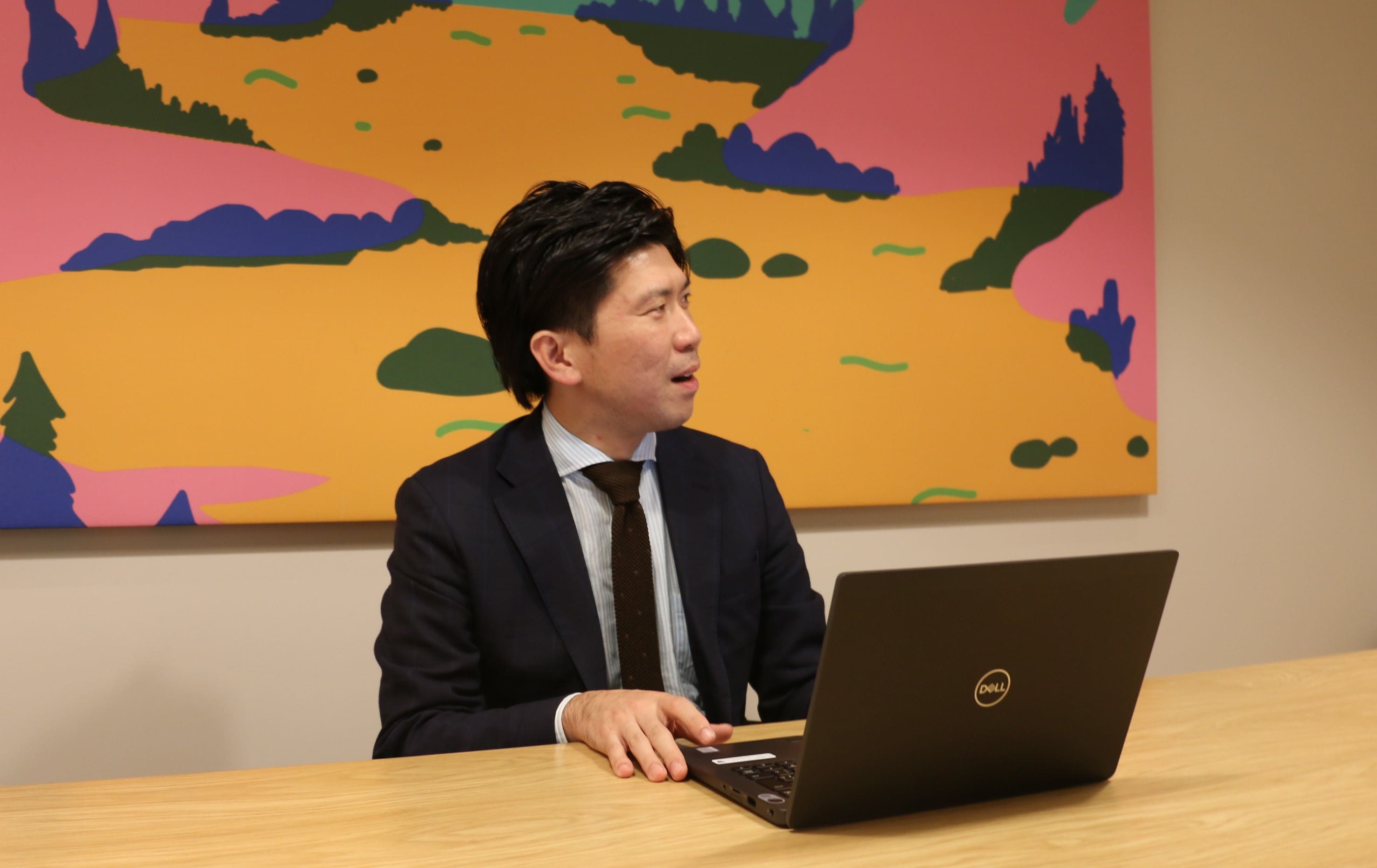 インタビュー中の淀丈洋の写真1