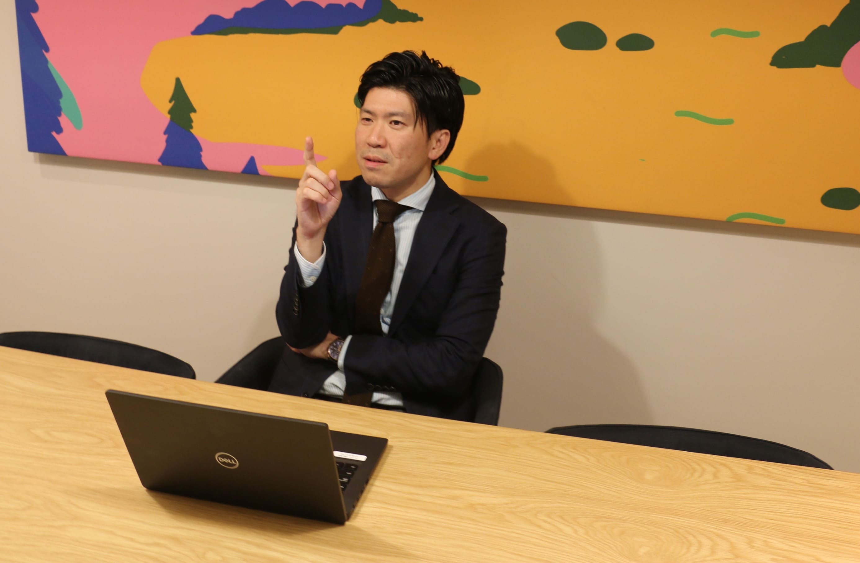 インタビュー中の淀丈洋の写真2