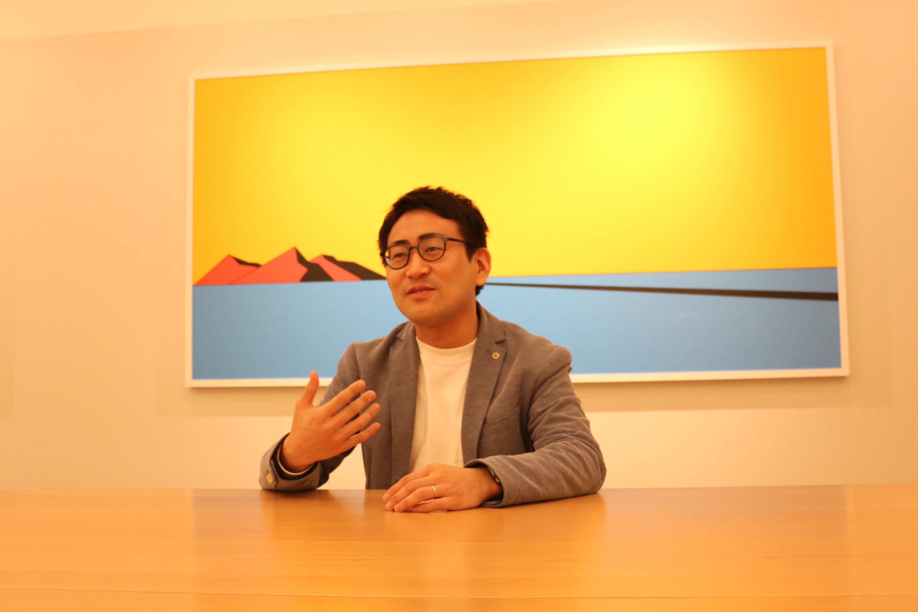 インタビュー中の清水貴裕の写真