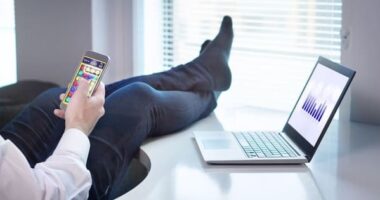 営業でテレワークを推進するメリットとは？サボりを防ぎ生産性を高めるコツ