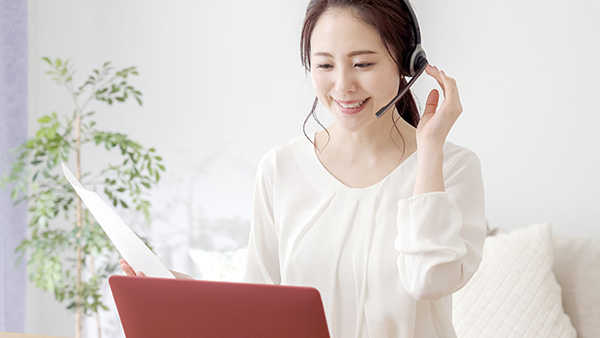 Web会議中の女性