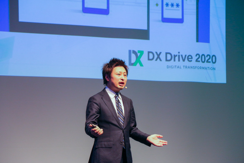 DXについて講演する須藤氏の写真